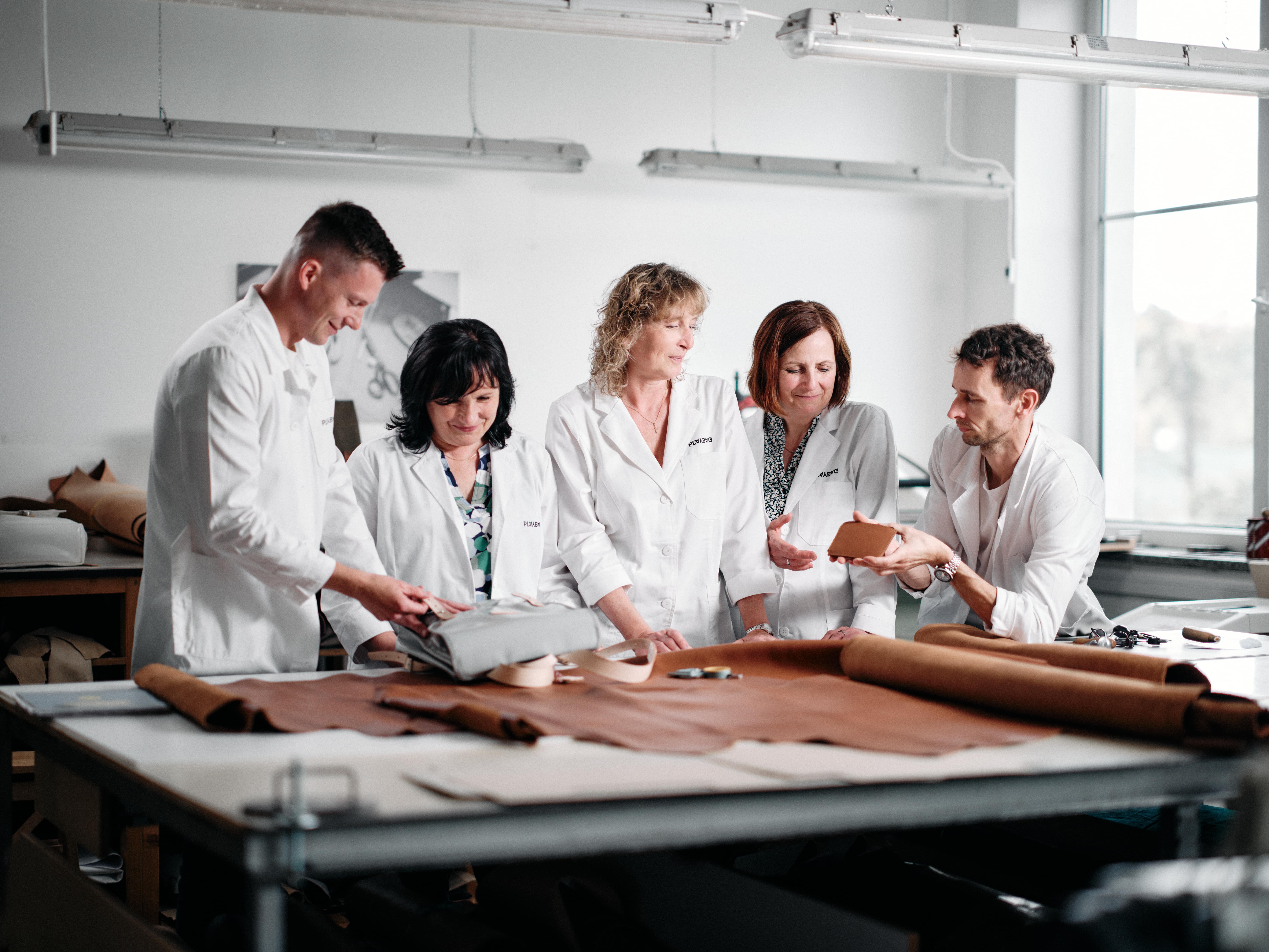 Lidé pracující v dílně